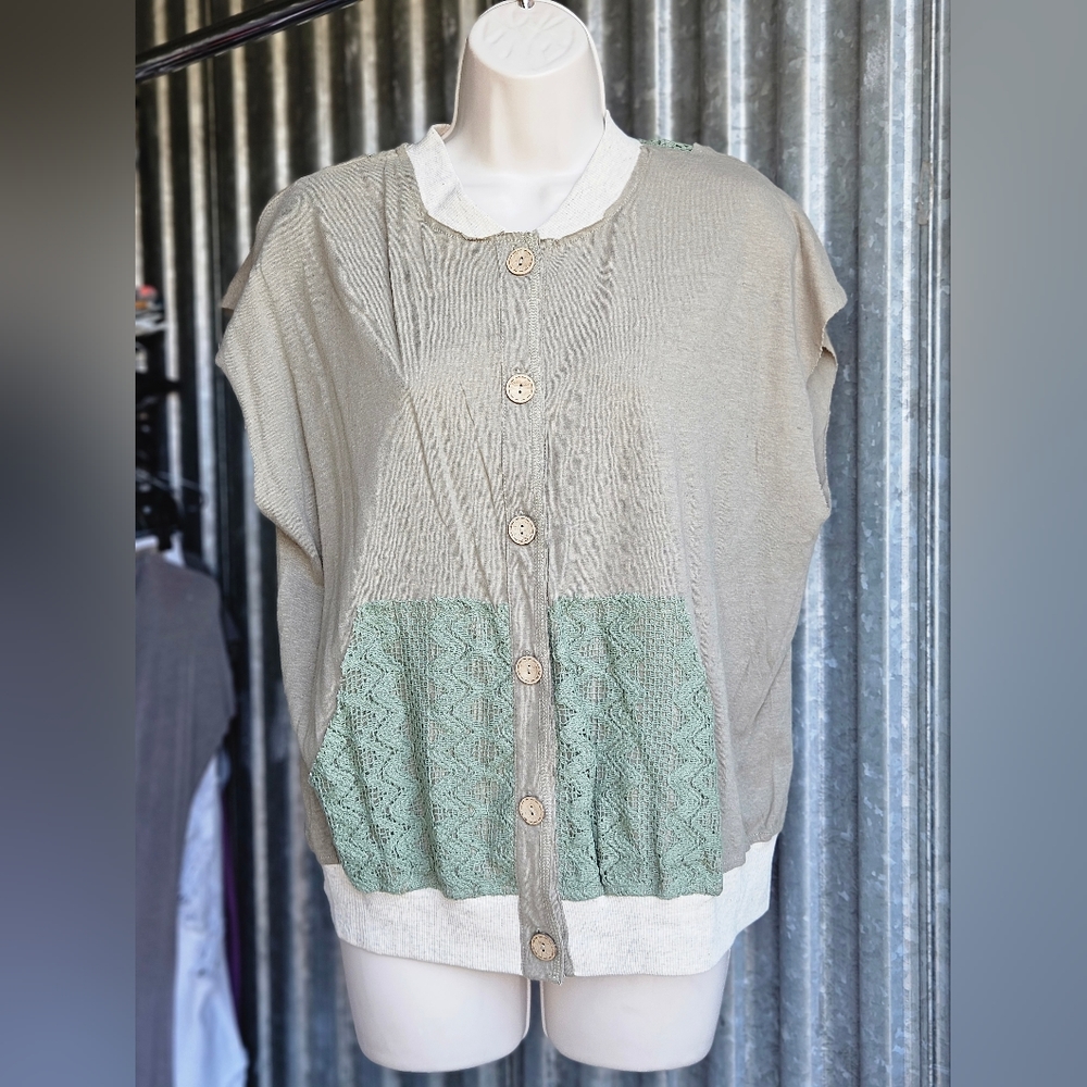 Small sleeveless pol top